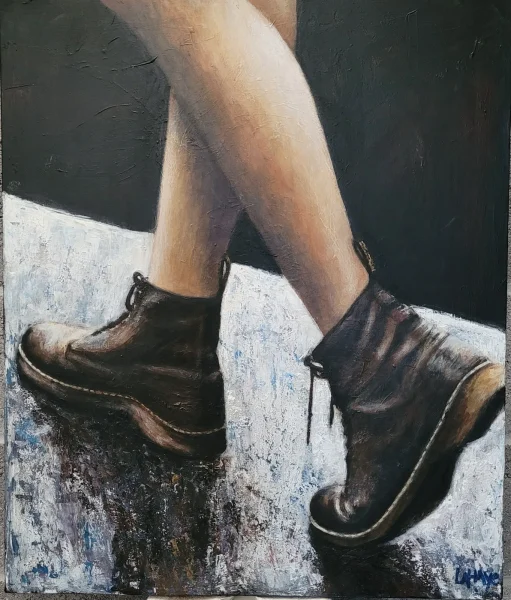 Jambes nues chaussées de bottines de cuir noir à coutures claires, en marche sur un sol contrasté de noir et de blanc.