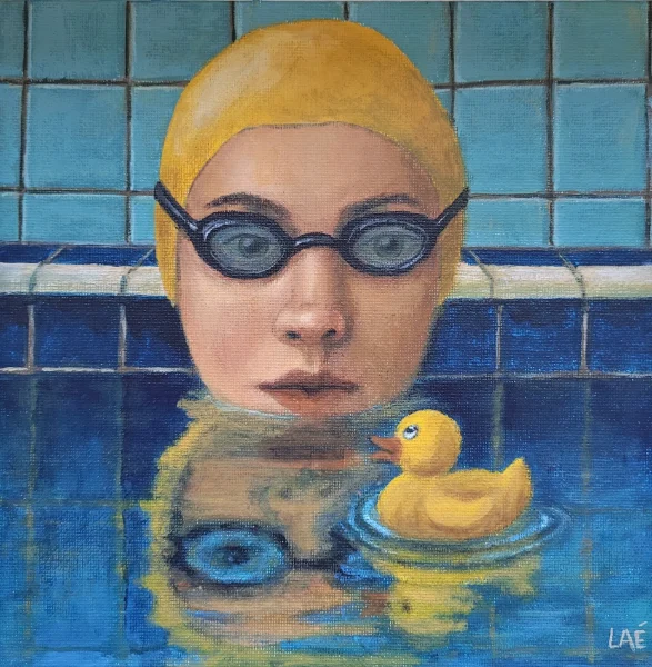 Nageuse en bonnet de bain jaune et lunettes de piscine, immergée jusqu'au menton dans un bassin carrelé de bleu ; un canard en plastique flotte près d'elle.