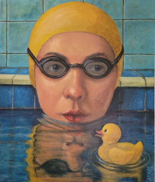 Nageuse en bonnet jaune et lunettes de piscine au bord d'un bassin carrelé, un canard jaune flottant à sa droite.