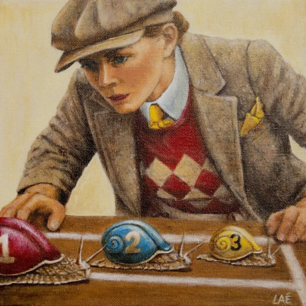 Jeune femme en casquette et veste de tweed, penchée sur trois escargots numérotés alignés au départ d'une course.