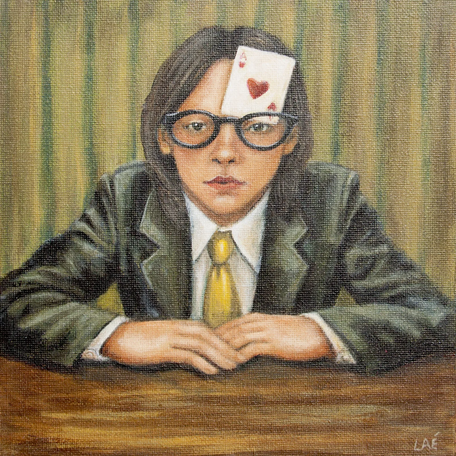 Enfant en costume sombre et cravate jaune, les mains croisées sur une table, un as de cœur posé sur le front.