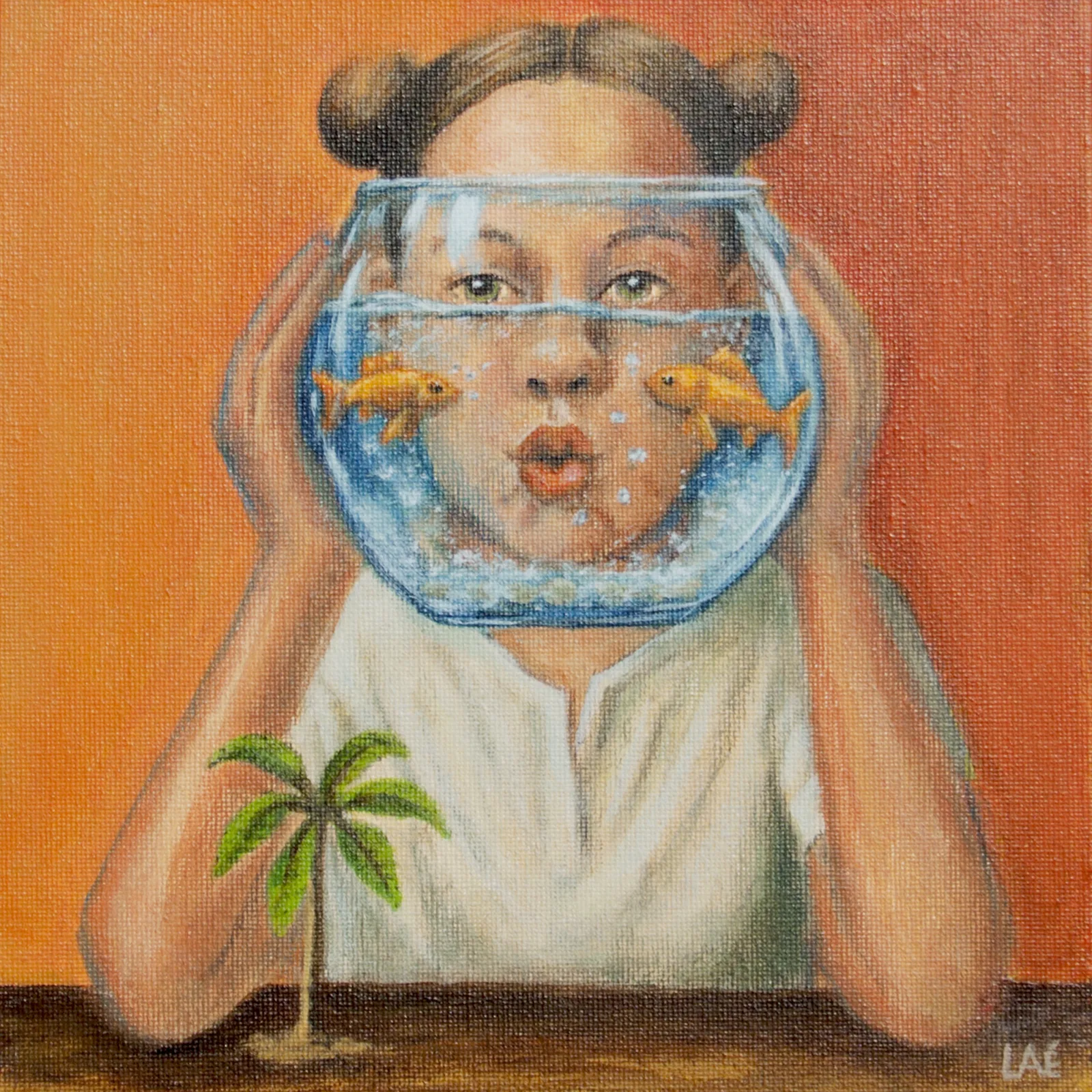 Enfant tenant devant son visage un bocal de poissons rouges qui déforme ses traits ; un palmier miniature au premier plan.