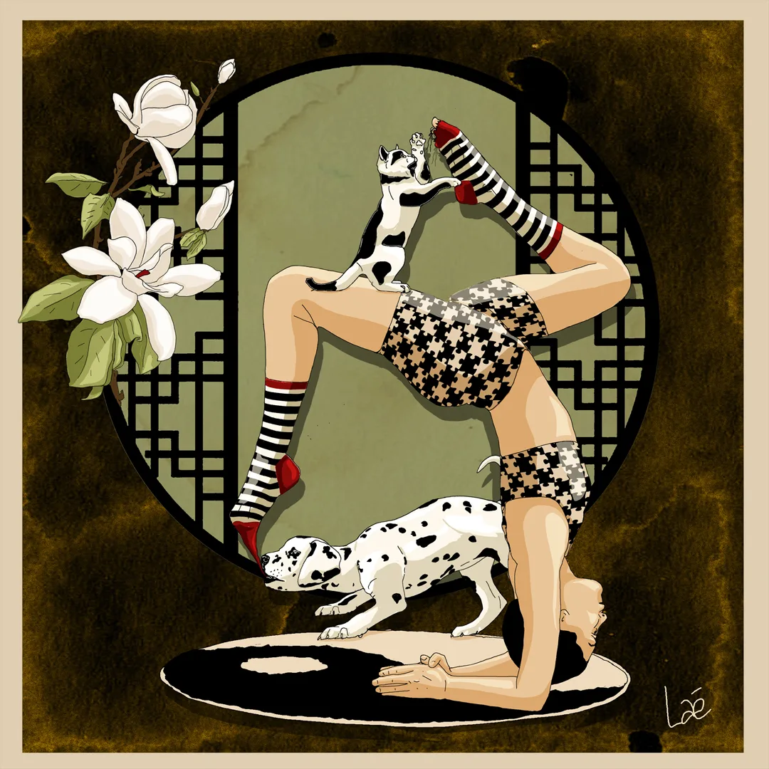 Yogi en posture du scorpion, un chaton jouant sur son dos et un dalmatien étiré à ses côtés.