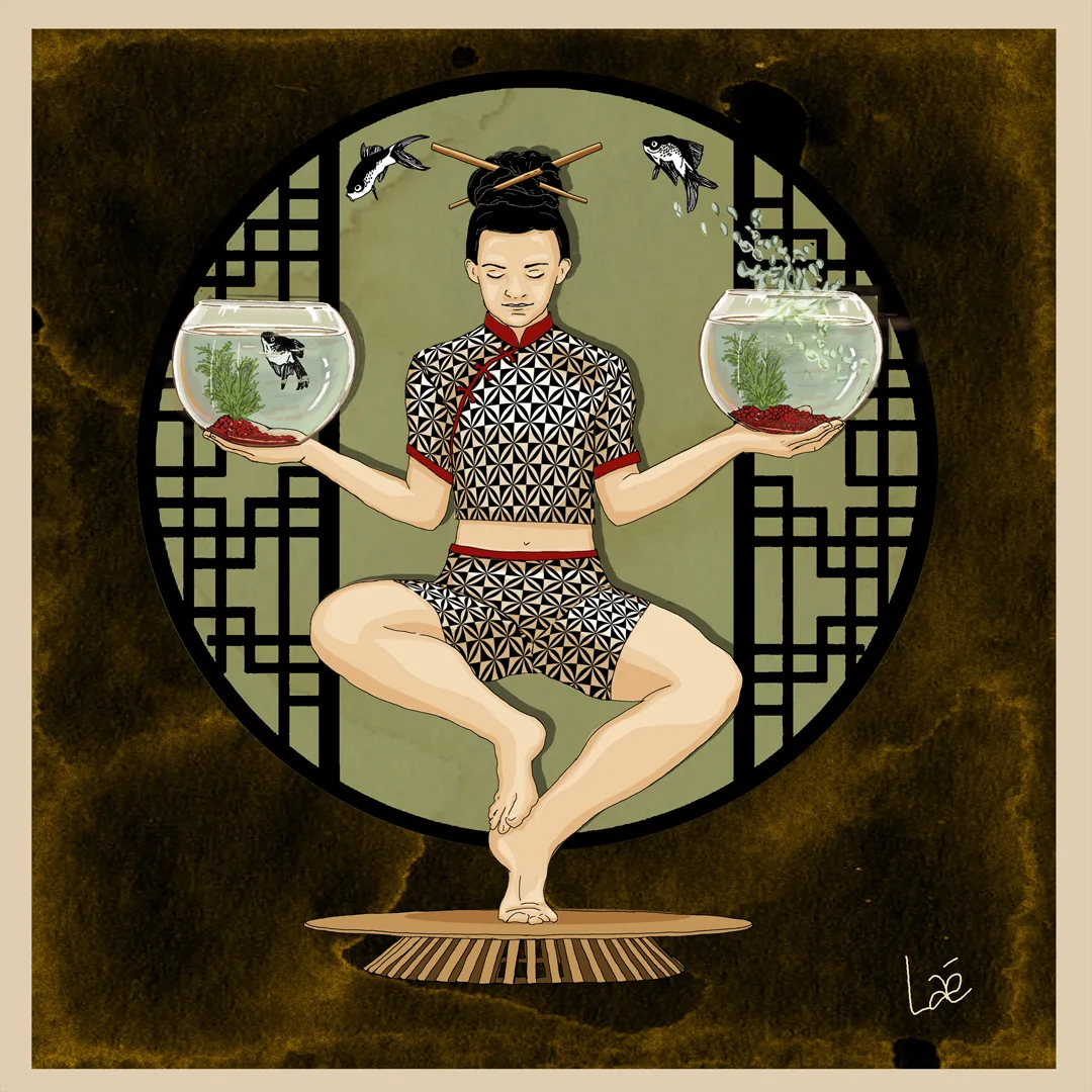 Yogi en équilibre sur un tabouret, tenant un bocal à poissons dans chaque main, devant une claustra circulaire vert olive.