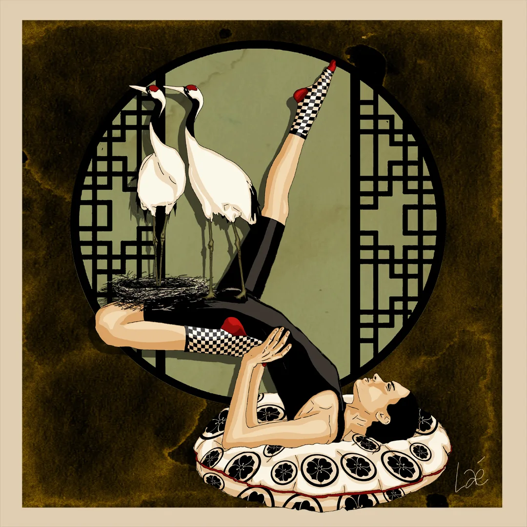 Yogi en posture de la charrue sur une bouée à motifs, deux grues blanches nichant derrière lui.