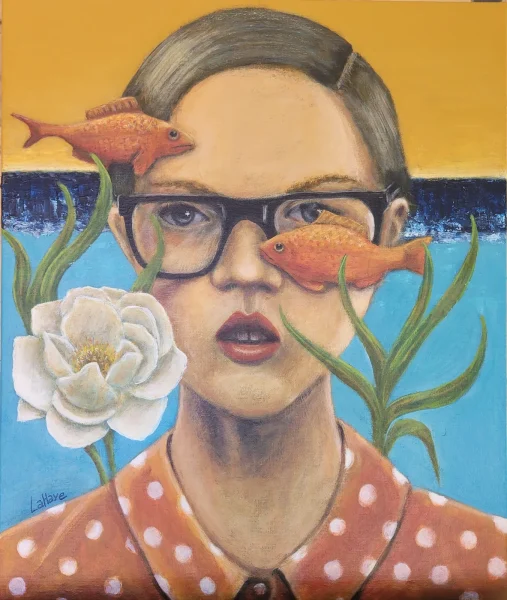 Portrait d'une femme à lunettes noires devant un mur bleu et jaune, deux poissons rouges suspendus de part et d'autre de son visage et un camélia blanc à sa gauche.