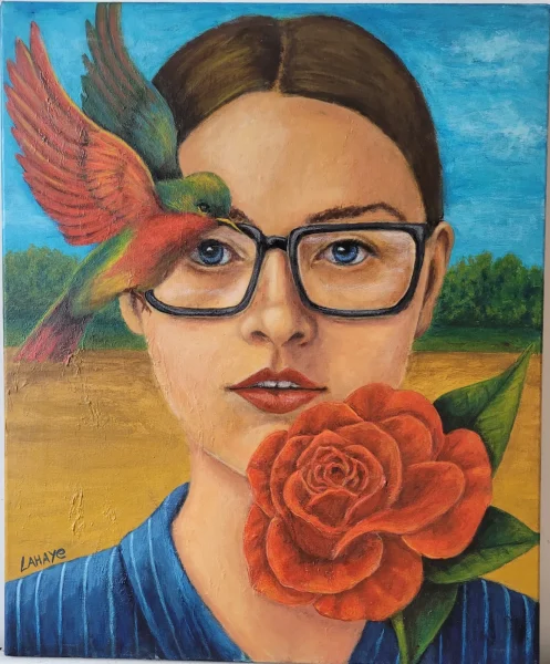 Femme à lunettes noires fixant le spectateur, un oiseau rouge et vert posé sur sa monture et une rose écarlate contre sa joue.