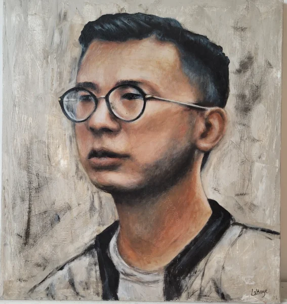 Portrait d'un jeune homme aux cheveux noirs et aux lunettes rondes, le regard porté de côté, sur un fond gris texturé.
