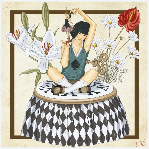 Jeune femme assise en tailleur sur un pouf à losanges noirs et blancs, une clé de remontoir dans le dos et une danseuse miniature au bout des doigts.