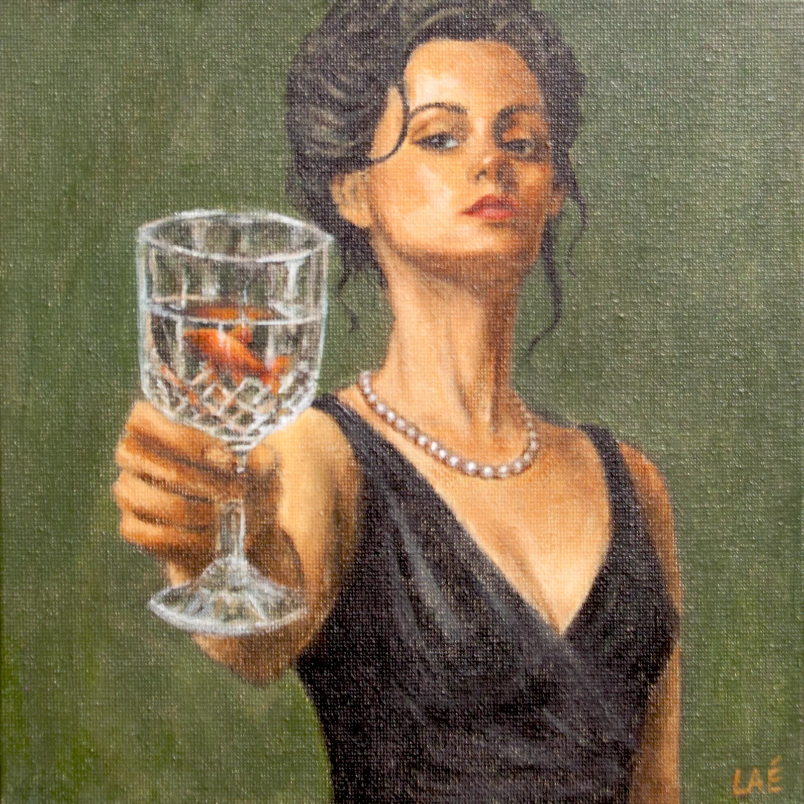 Femme en robe noire et collier de perles tendant vers le spectateur un verre en cristal dans lequel nage un poisson rouge.