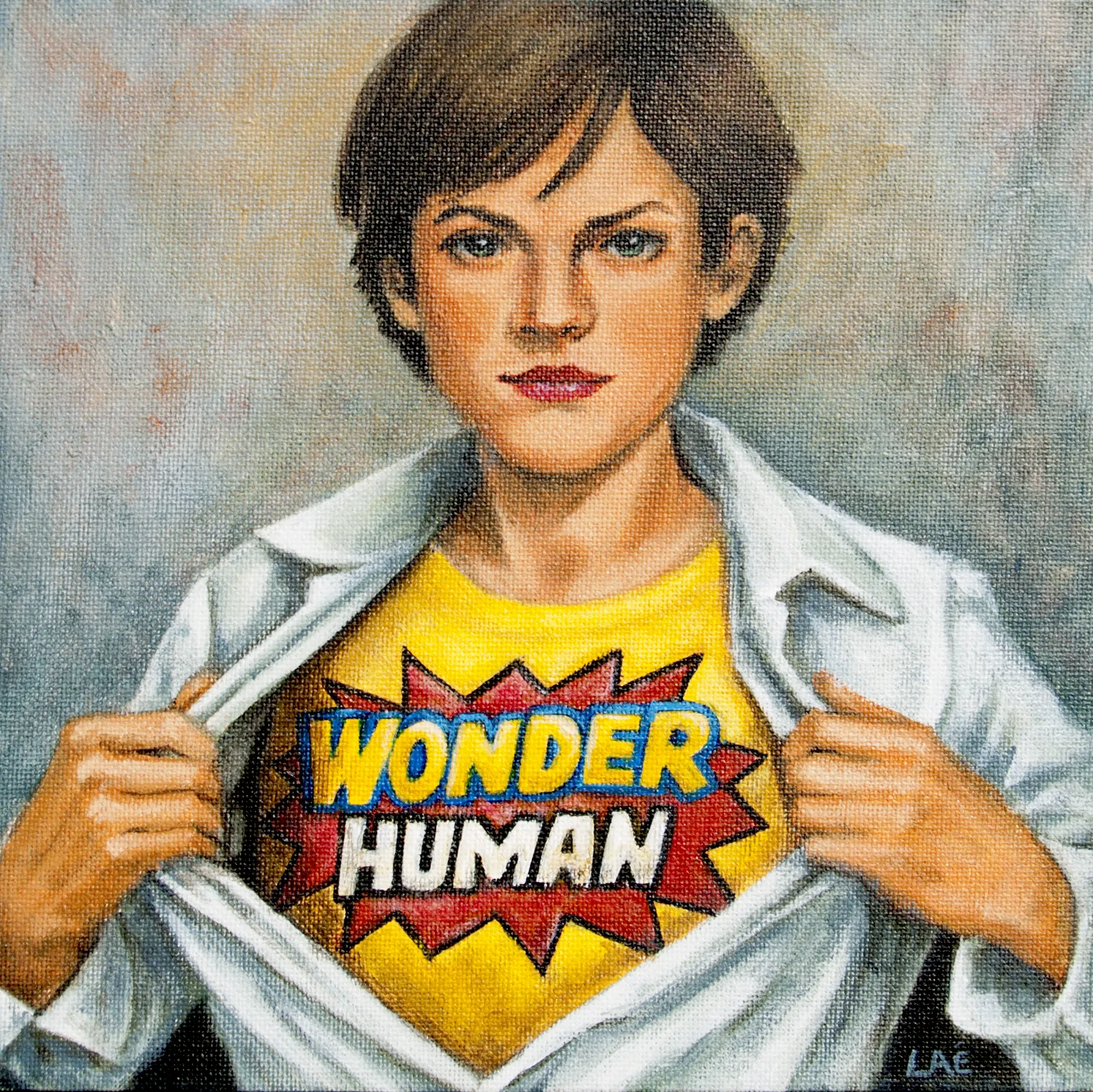 Personne écartant sa chemise blanche sur un tee-shirt jaune floqué « Wonder Human » en lettres de bande dessinée.
